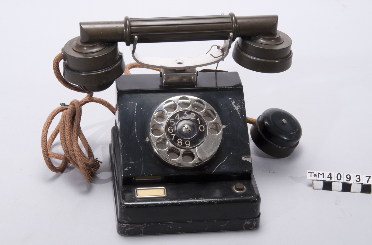 Telefonapparat, försöksmodell med fingerskiva, bordsmodell.