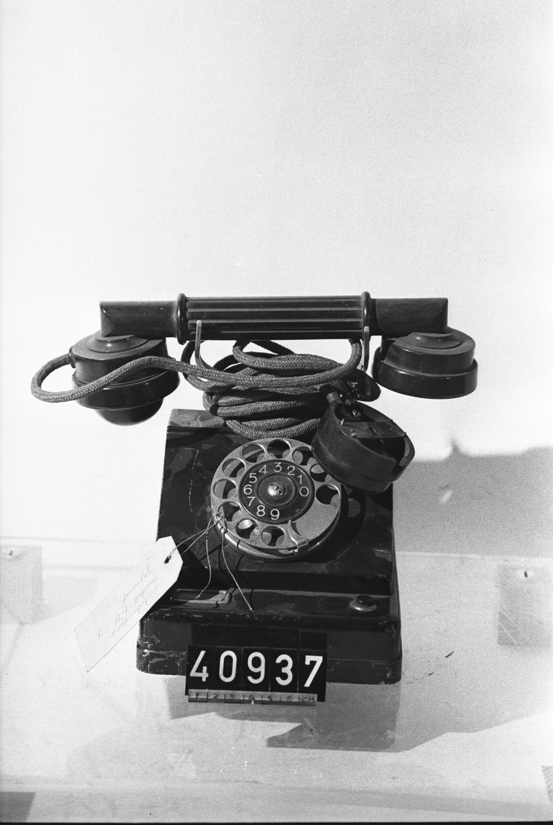 Telefonapparat, försöksmodell med fingerskiva, bordsmodell.