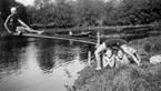 Baddräkt 1933. Trampolin, Margareta på trampolin. Valborg står i brygga. Sigrid och Astrid under.