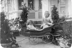 Barnkärra, Astrid, Sigrid och Margareta står bredvid.