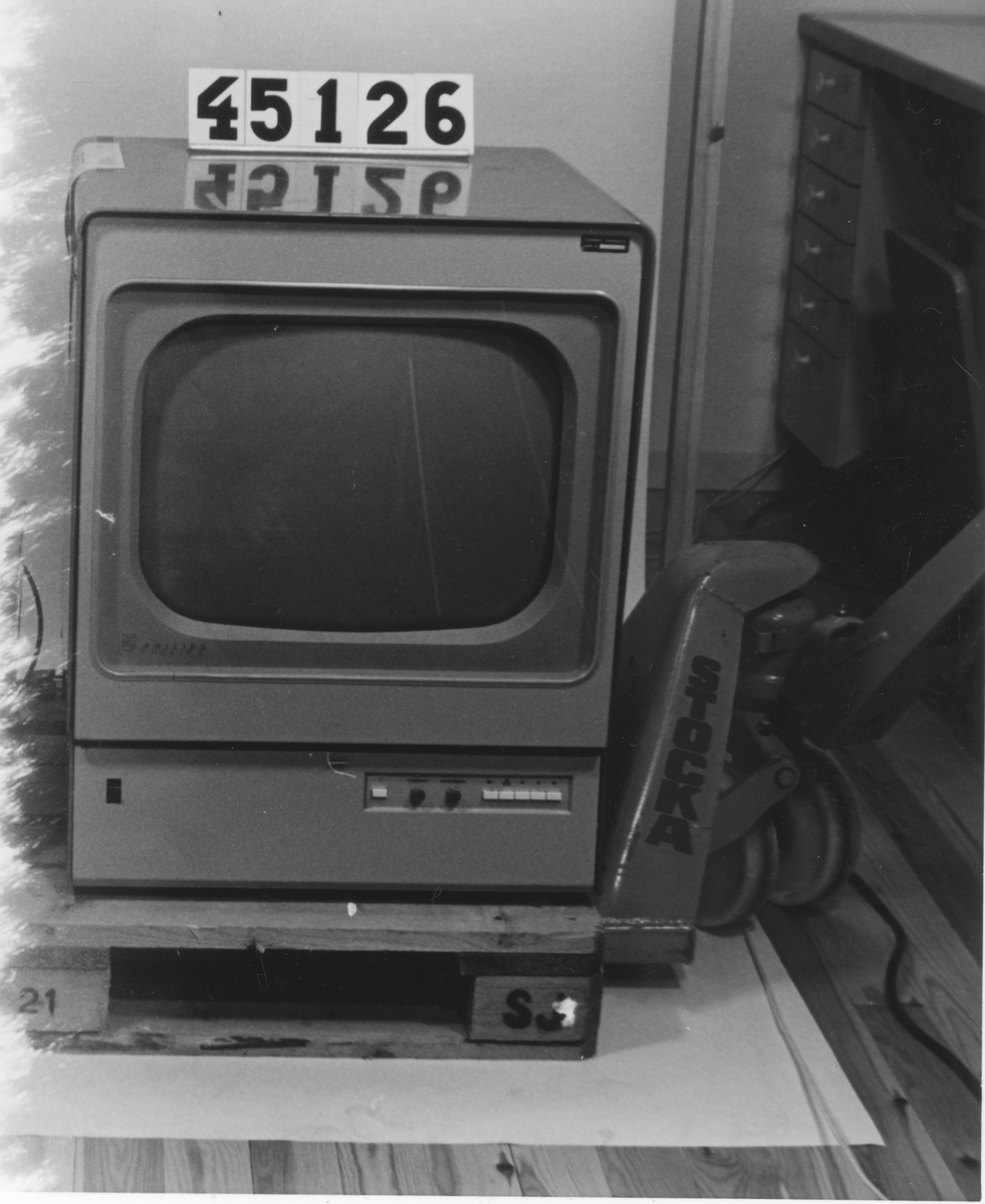 Färg-TV-monitor och provsignalgivare. Vikt: 90,0 + 41,0 kg.