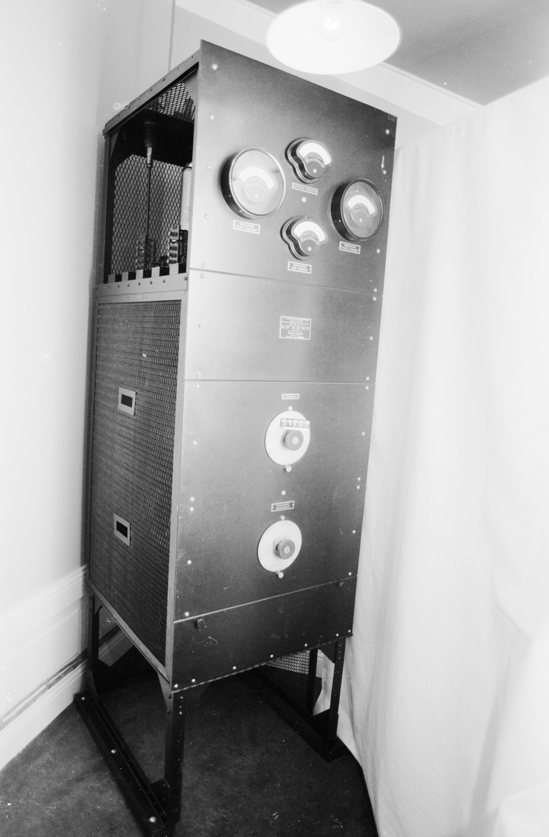 Rundradiosändare effekt 500 W, frekvensområde 500-1000 kC. Luftkyld med 50 W ingångsförstärkare för tal och fyra 250 W förstärkarrör# två av typen 212-A som modulatorer och två av typen 211-A som RF-oscillatorer. Drivning av förstärkaren sker med 1,6 kV/1,25 A anodspänning och 14 V/28,4 A för glödström