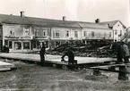 Westerstrands hus (skrädderi, Boråslagret, frisersalong och blomsterhandel). Ser ut att vara efter Veramagasinets brand 1963.