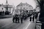 Mössebergs musikkår. Invigning av skjutbanan vid Bestorp. Vid Trekanten, korsningen S:t Olofsgatan och Scheelegatan 1941. Klarinett Arvid Pompeijus, tenorbasun John W. Gustavsson, trumpet Olle Karlsson, för övrigt syns Arnold Ewerts, Oskar Nilsson, Karl-Erik Gustavsson (Juten) och Rune Olofsson.