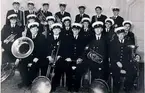 Mössebergs musikkår firar 30-årsjubileum. Troligen 1950. I främsta raden veteranerna Lennart Lind, kassör (medlem sedan 1924) J.W. Gustafsson ordf. Olle Karlsson dirigent (1930) Oskar Nilsson (1925) och Arnold  Ewertz sek. (1925). Andra raden: Knut Rydberg, Gösta Johansson, Ingvar Andersson (Arrestig), Lennart Gustavsson, Stig Johansson, Oddvar Ländell, Björn Pehrsson. Tredje raden: Runo Isaksson, Nisse Heribertz, Mats Öberg, Karl-Axel Axelsson, Olle Andersson (Alsterfjärd), Göte Larsson och Tore Andersson.