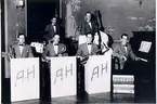 Dansband. Anders Heribertz orkester. Stora hotellets festvåning, 1940-talet. Trumpet Gösta Johansson, trummor Gustaf Andersson, saxofon Johannes Andersson och Gunnar Gunnarsson, bas Gösta Karlsson, vid pianot orkesterledaren Anders Heribertz.