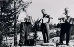 Kinneveds bygdespelmän. På utfärd med Godtemplarbussen till Karlsborg 1968. Från vänster: Gunnar Karlsson, Axel Brenklert, John Karlsson.