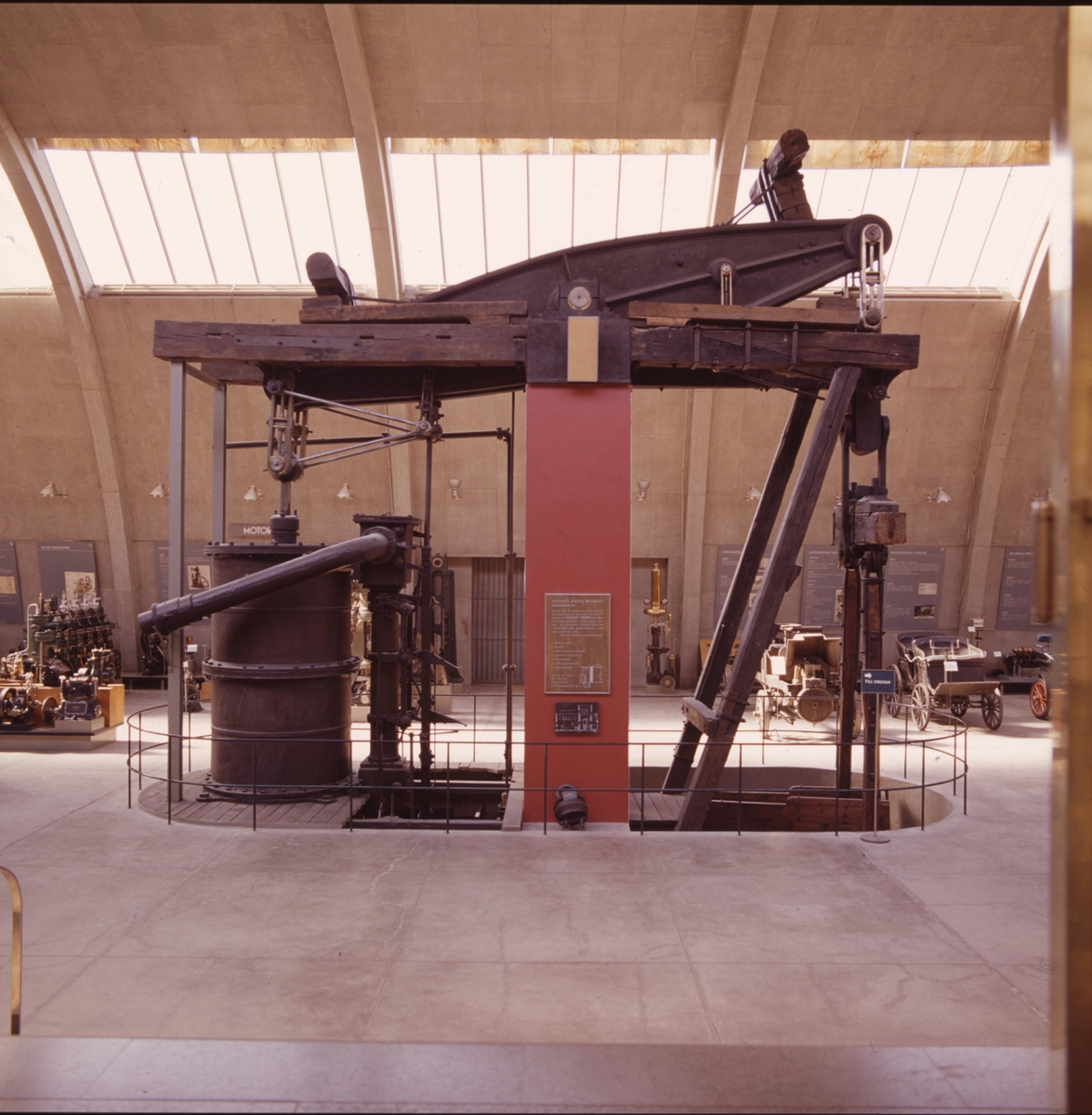 Balansångmaskin med pumpmekanism.  Balansens vikt ca. 10 ton. Maskinen gjorde 10 fram- och återgående kolvslag per minut.  Ångmaskinen: Cylinderdiameter: 1,625 m Kolvarea: 2,1 m2 Slaglängd: 2,45 m, slaghastighet: 12 slag/minut Ångtryck: 1,3 bar (=0,3 "atmosfärer övertryck")  Pumpen: Lyfthöjd: 73 m Kapacitet: 5,3 m3 vid 12 slag/minut.  Maskinen uppges vara levererad för 150 hk (110 kW) men en effekt motsvarande snarare 86 hk (63 kW).
Består av TM12954:1 Ångmaskin samt delar numrerade TM12954:2-14.