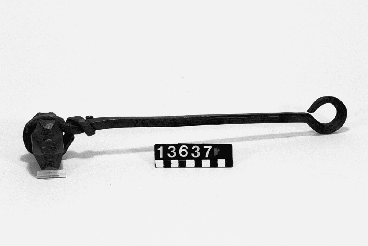 Huvudstämpel för lancashire-stångjärn. Märkt: W O M. Priv. 24/10 1887. Avtryck i lack finns.