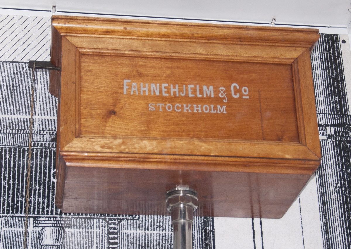 Spolcistern för WC, mått: 290 x 560 x 370 mm. Cisternen märkt: "Fahnehjelm & Co. Stockholm"