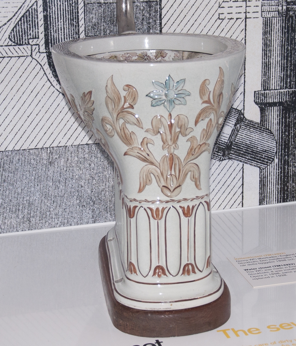 WC-stol i porslin: 470 x 350 x 430 mm. Stolen märkt: "Made in England specially for Fahnehjelm & co. Stockholm"