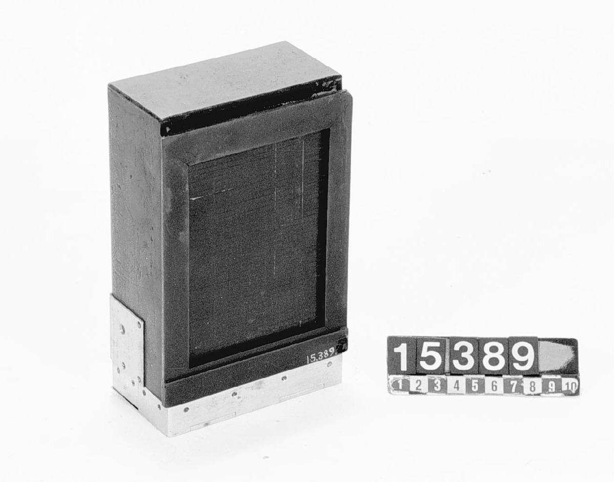 Klappkamera med ridåslutare, för plåtar 9 x 12 cm. Kassettens mått: 60 x 110 x 175,  vikt: 0,5 kg. Med stativ, kassetter och väska.
Tillbehör: Kamera, 3 st. dubbelkassetter, plåtväxelkassett med 12 st. plåthållare, rullfilmskassett, rörstativ av aluminium, väska, stativ samt fodral till stativet.