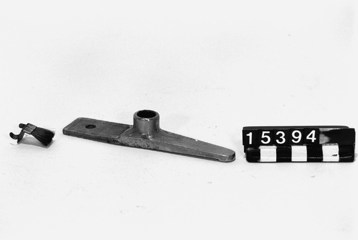 Fonograf enligt Edison. Trattens längd: 790, diameter: 465 mm. Består av: apparat, stor tratt, ljuddosa (Edison Model D, i reserv) samt fotlager för arm till tratten och liten borste. Hållare till tratten saknas. Serial nr. 645604 Model D. Ljuddosa 42772 60 (saknas). Extra ljuddosa Mod H nr A323498.