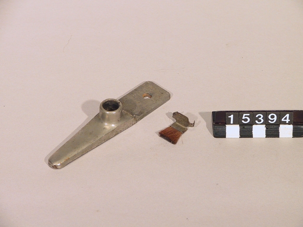 Fonograf enligt Edison. Trattens längd: 790, diameter: 465 mm. Består av: apparat, stor tratt, ljuddosa (Edison Model D, i reserv) samt fotlager för arm till tratten och liten borste. Hållare till tratten saknas. Serial nr. 645604 Model D. Ljuddosa 42772 60 (saknas). Extra ljuddosa Mod H nr A323498.