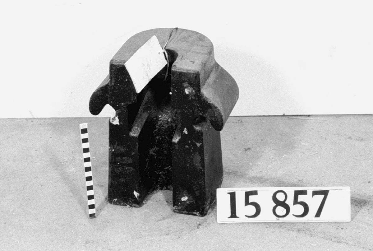Bergborrmaskin för tryckluft, med stativ med vikter.
Tillbehör: Lösa delar: maskin, stativ och 2 vikter. (ant. vikter saknas).