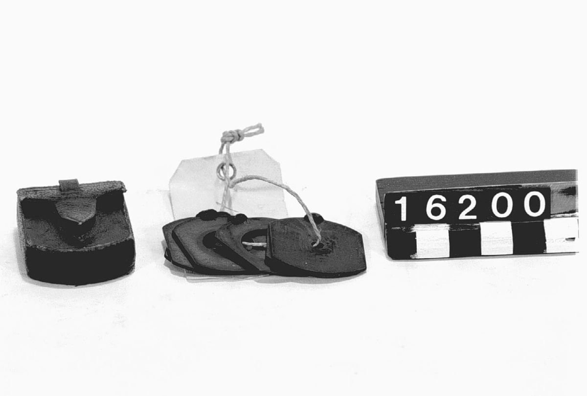 Hemisfäriskt (=halvklot) objektiv för kamera.
Tillbehör: 6 st. insticksbländare i fodral, objektivlock.
