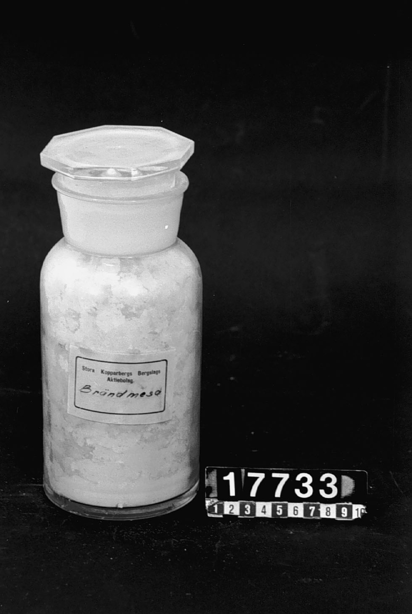 Prov på olika slag av biprodukter från sulfitmassefabrikation. I flaskor: sulfitkvistmassa, bränd, mesa, humuskoks, såpa. Humuskoks. H:220, D:100, Vikt:1,32. Svart. Sulfitkvistmassa. H:220, D:105, Vikt:1,21. Brun. I bitar. ? - H:180. D:95, Vikt:1,33. Svart,etiketten borta. Brändmesa. H:230, D:100. Vikt:1,9. Vitgrå.