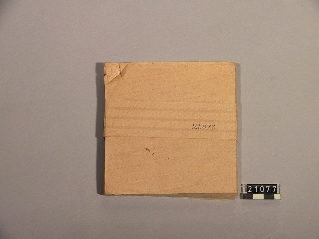 I volym 37. Två buntar toalettpapper, av brunt papper.