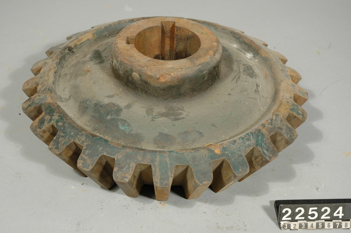 Tvåcylindrig ångmaskin med rörpanna, med kugghjulskoppling för fram- och backgång. Vid föremålet knuten etikett: "Gr.Q Nr 133".  Kugghjul, snedskuret. Diameter 370 mm. H: 135 mm. Vikt 27 kg.
Tillbehör: Lösa delar: 2 lager, 2 bussningar (till propelleraxel med koniskt kuggdrev), smörjkopp. Härtill hör även 3 kranar, TM 22.525.Ritning till ångpanna till John Ericssons kanonbåt år 1868. 2 st. fotostatkopior, jämte negativ efter original i Sjöhistoriska Museet.
Består av undernummer TM22524:1-5