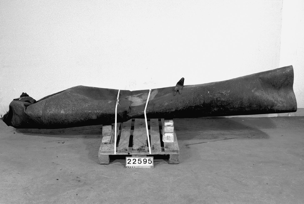 Tests of the bomb were underway in Peenemünde on the island of Usedom. Some of these, without explosives, accidentally ended up in southern Sweden in 1943. The wreckage was collected and carefully examined by military experts. V1 bombs were fired starting in June 1944 from launch pads in France and the Netherlands against cities in England. Many of the bombs were intended to hit London. 100-150 bombs per day were fired and in many cases hit residential buildings. The German name for the bomb was Vergeltungswaffe - weapon of retaliation.