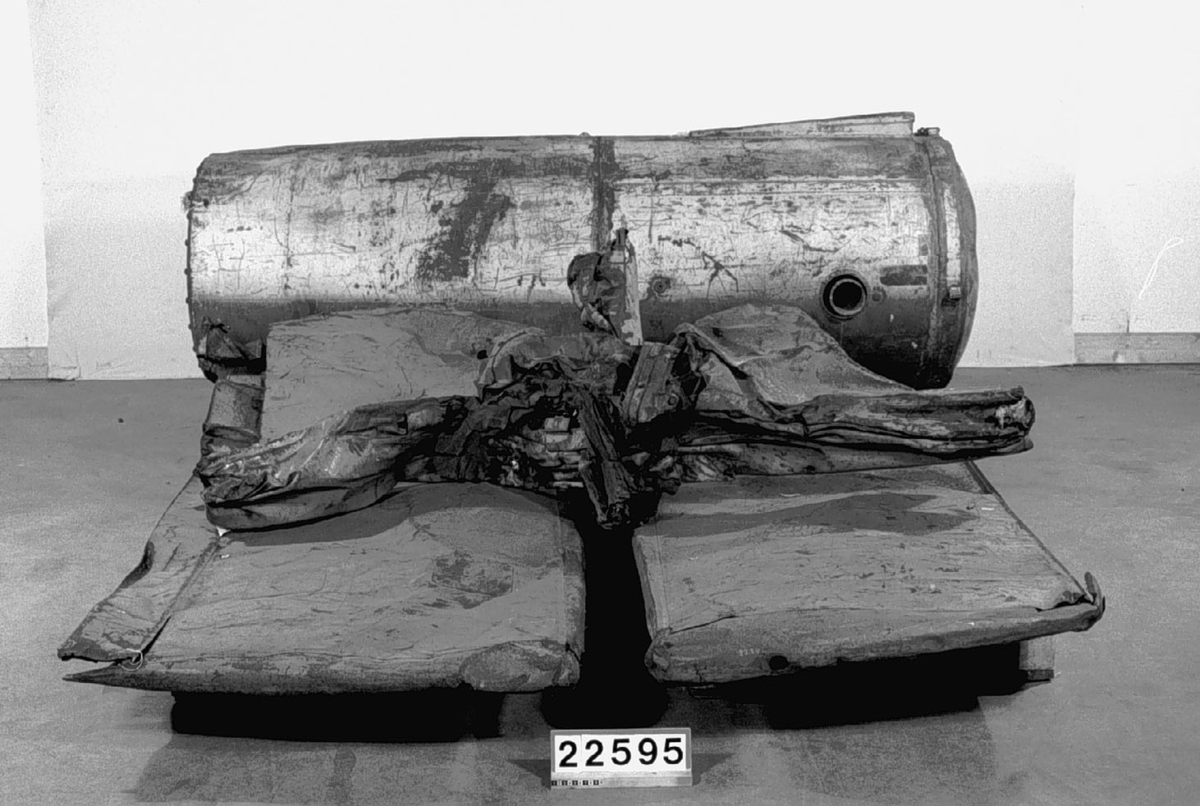 Tests of the bomb were underway in Peenemünde on the island of Usedom. Some of these, without explosives, accidentally ended up in southern Sweden in 1943. The wreckage was collected and carefully examined by military experts. V1 bombs were fired starting in June 1944 from launch pads in France and the Netherlands against cities in England. Many of the bombs were intended to hit London. 100-150 bombs per day were fired and in many cases hit residential buildings. The German name for the bomb was Vergeltungswaffe - weapon of retaliation.