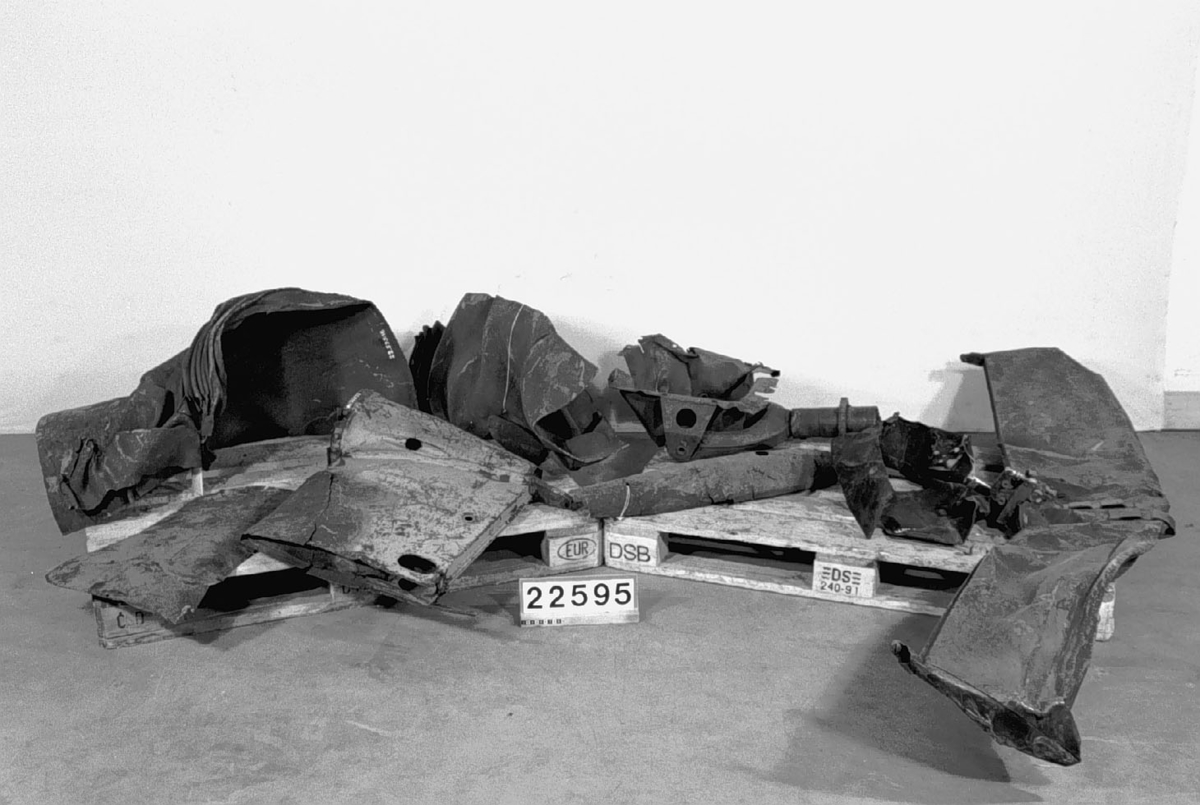 Tests of the bomb were underway in Peenemünde on the island of Usedom. Some of these, without explosives, accidentally ended up in southern Sweden in 1943. The wreckage was collected and carefully examined by military experts. V1 bombs were fired starting in June 1944 from launch pads in France and the Netherlands against cities in England. Many of the bombs were intended to hit London. 100-150 bombs per day were fired and in many cases hit residential buildings. The German name for the bomb was Vergeltungswaffe - weapon of retaliation.