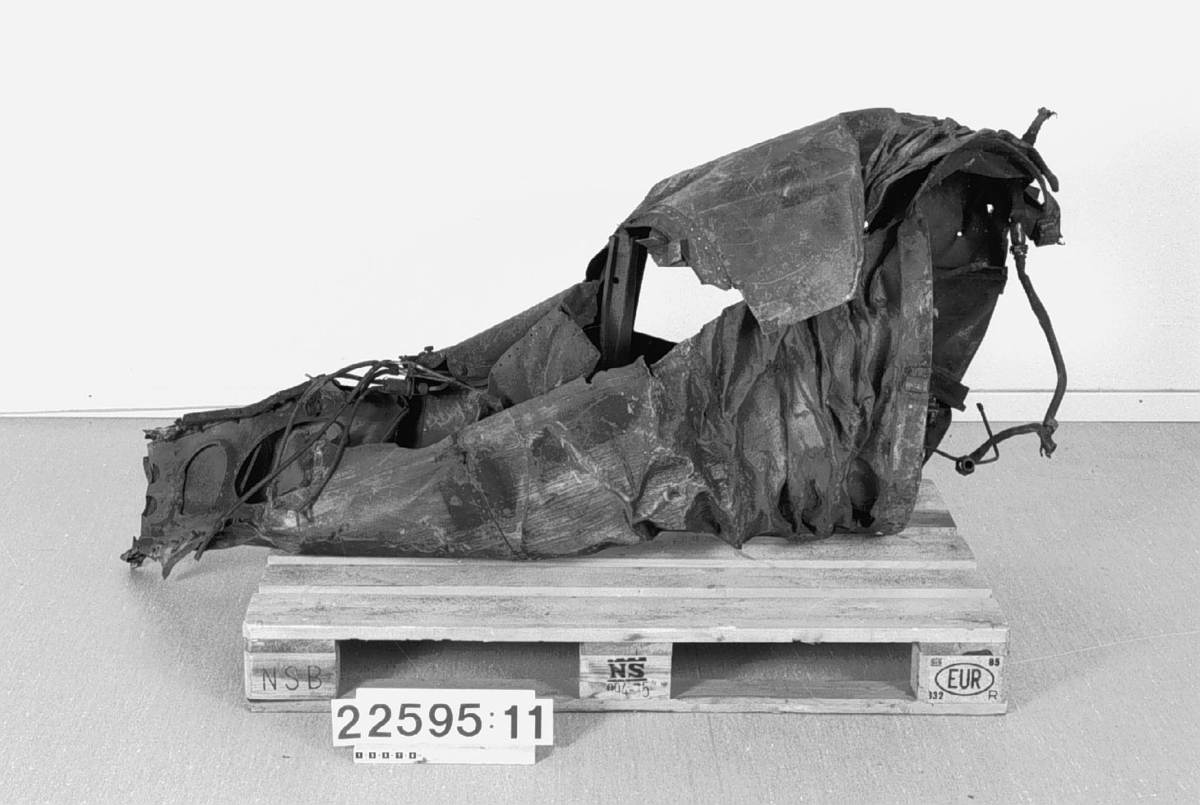 Tests of the bomb were underway in Peenemünde on the island of Usedom. Some of these, without explosives, accidentally ended up in southern Sweden in 1943. The wreckage was collected and carefully examined by military experts. V1 bombs were fired starting in June 1944 from launch pads in France and the Netherlands against cities in England. Many of the bombs were intended to hit London. 100-150 bombs per day were fired and in many cases hit residential buildings. The German name for the bomb was Vergeltungswaffe - weapon of retaliation.
