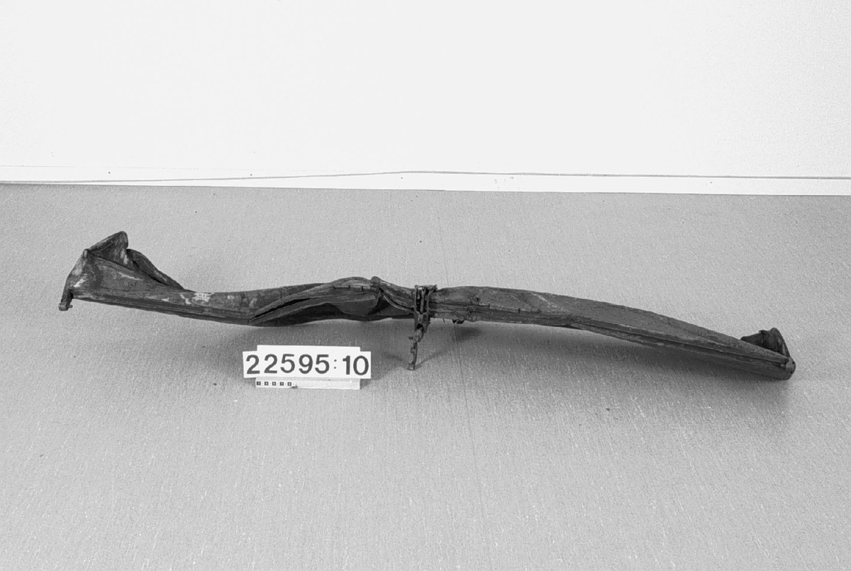 Tests of the bomb were underway in Peenemünde on the island of Usedom. Some of these, without explosives, accidentally ended up in southern Sweden in 1943. The wreckage was collected and carefully examined by military experts. V1 bombs were fired starting in June 1944 from launch pads in France and the Netherlands against cities in England. Many of the bombs were intended to hit London. 100-150 bombs per day were fired and in many cases hit residential buildings. The German name for the bomb was Vergeltungswaffe - weapon of retaliation.