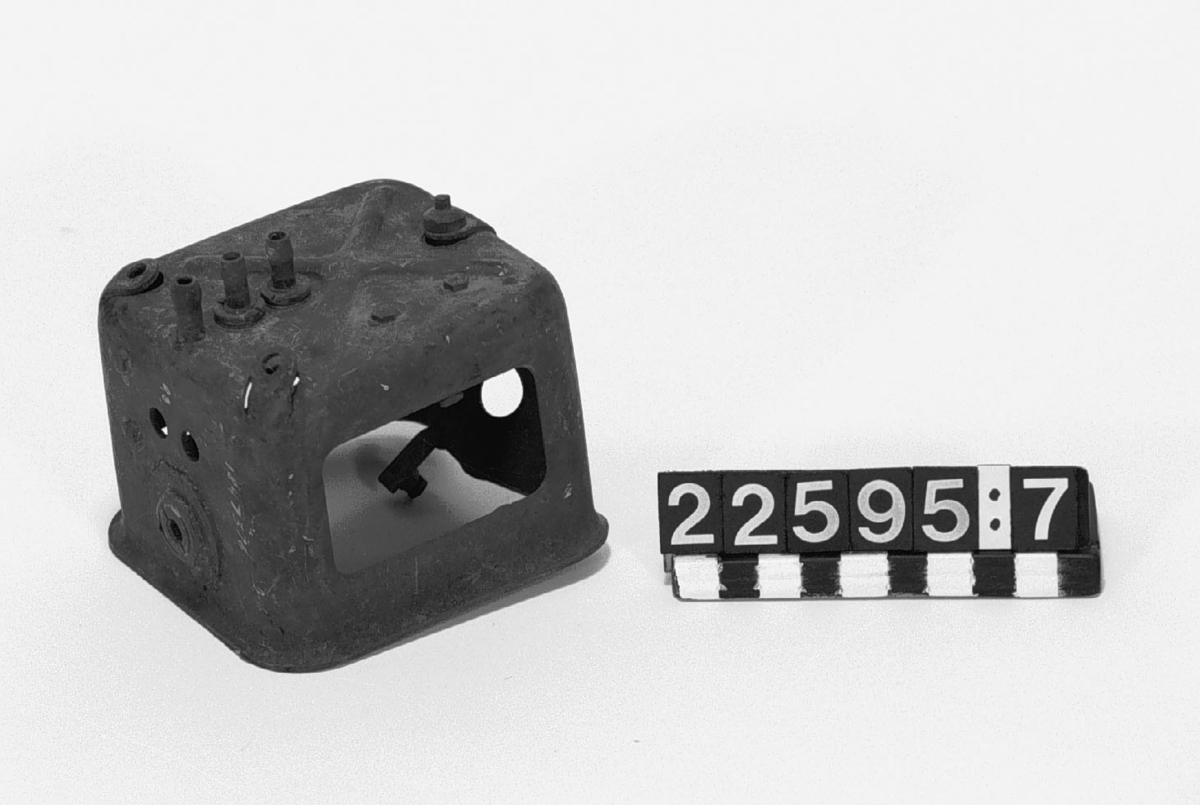 Tests of the bomb were underway in Peenemünde on the island of Usedom. Some of these, without explosives, accidentally ended up in southern Sweden in 1943. The wreckage was collected and carefully examined by military experts. V1 bombs were fired starting in June 1944 from launch pads in France and the Netherlands against cities in England. Many of the bombs were intended to hit London. 100-150 bombs per day were fired and in many cases hit residential buildings. The German name for the bomb was Vergeltungswaffe - weapon of retaliation.