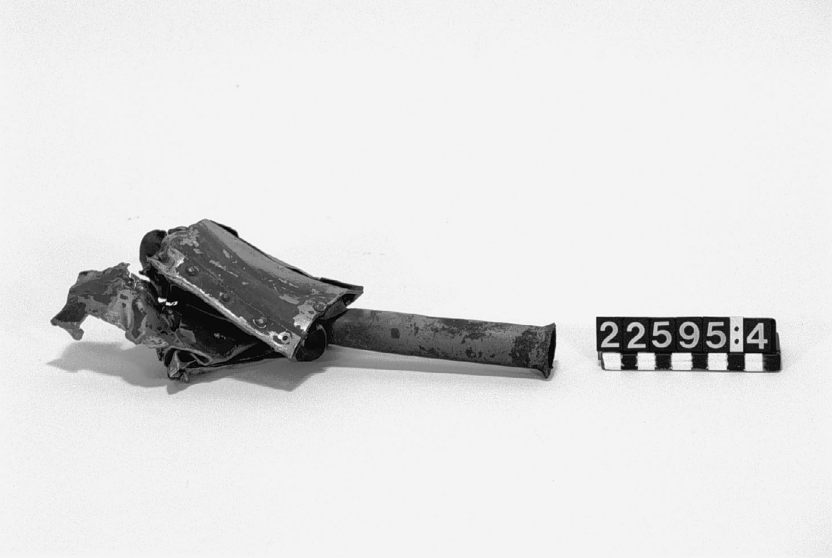Tests of the bomb were underway in Peenemünde on the island of Usedom. Some of these, without explosives, accidentally ended up in southern Sweden in 1943. The wreckage was collected and carefully examined by military experts. V1 bombs were fired starting in June 1944 from launch pads in France and the Netherlands against cities in England. Many of the bombs were intended to hit London. 100-150 bombs per day were fired and in many cases hit residential buildings. The German name for the bomb was Vergeltungswaffe - weapon of retaliation.