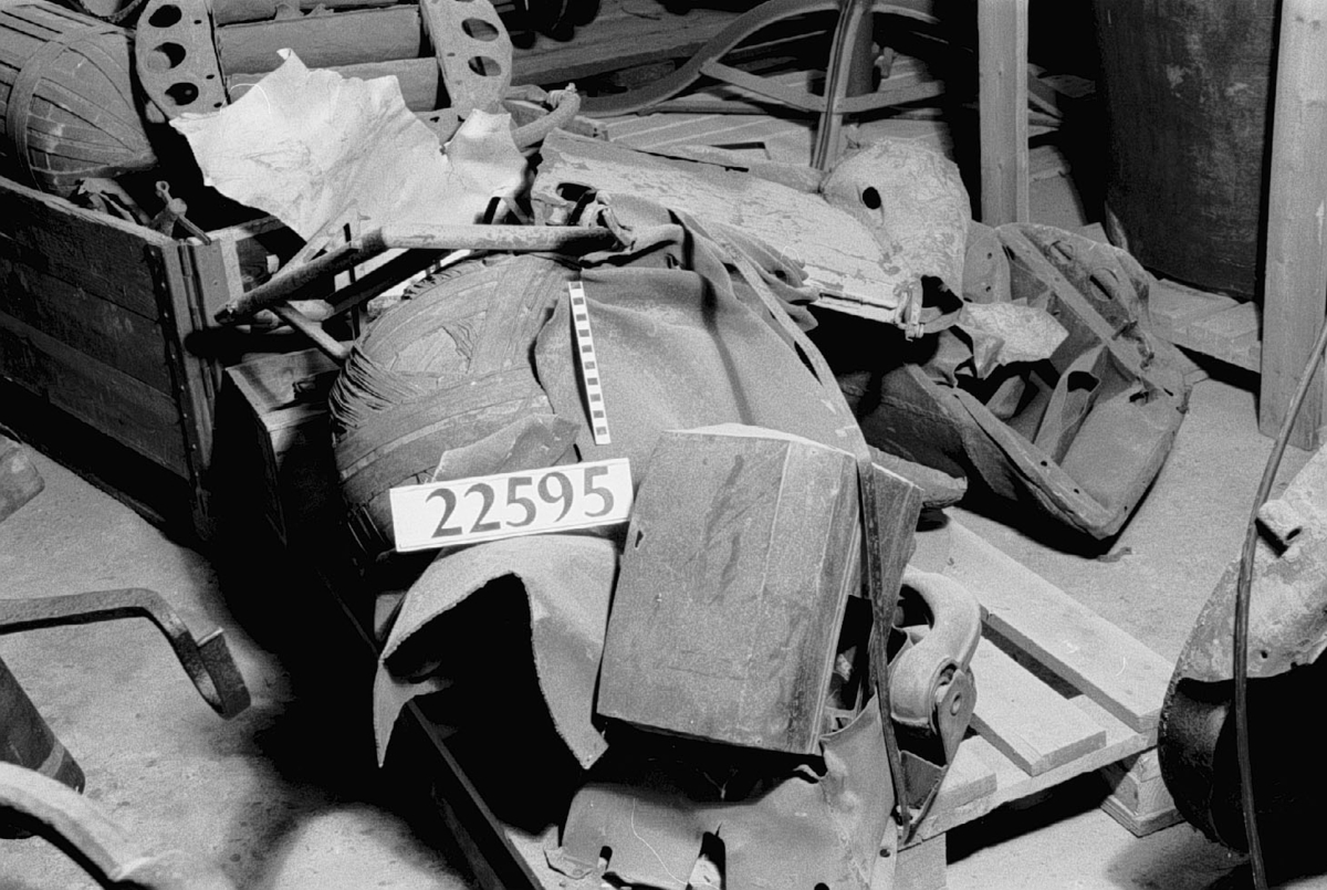 Tests of the bomb were underway in Peenemünde on the island of Usedom. Some of these, without explosives, accidentally ended up in southern Sweden in 1943. The wreckage was collected and carefully examined by military experts. V1 bombs were fired starting in June 1944 from launch pads in France and the Netherlands against cities in England. Many of the bombs were intended to hit London. 100-150 bombs per day were fired and in many cases hit residential buildings. The German name for the bomb was Vergeltungswaffe - weapon of retaliation.