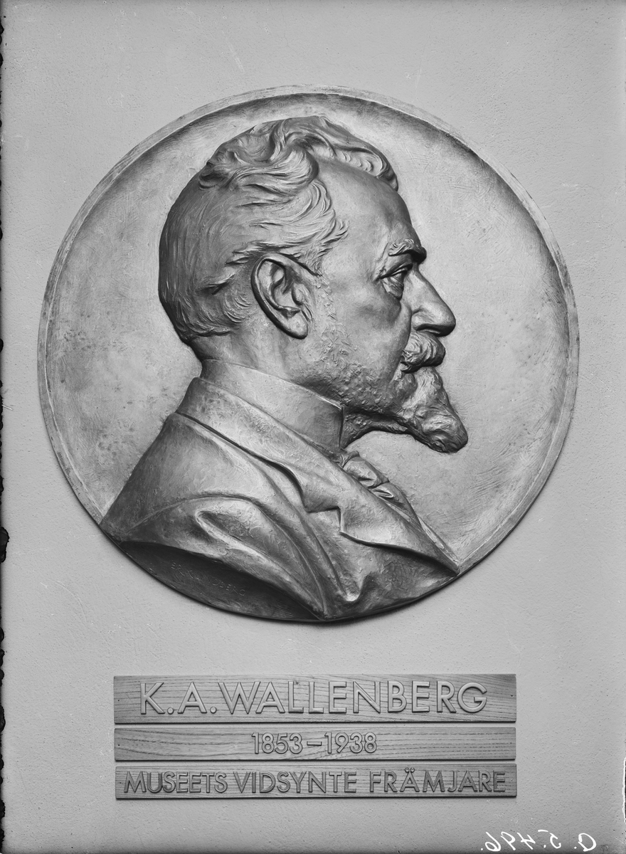 Medaljong i brons, över Knut Agat Wallenberg, f. 1853, d. 1938, höger profil, efter modell, signerad Erik Lindberg.