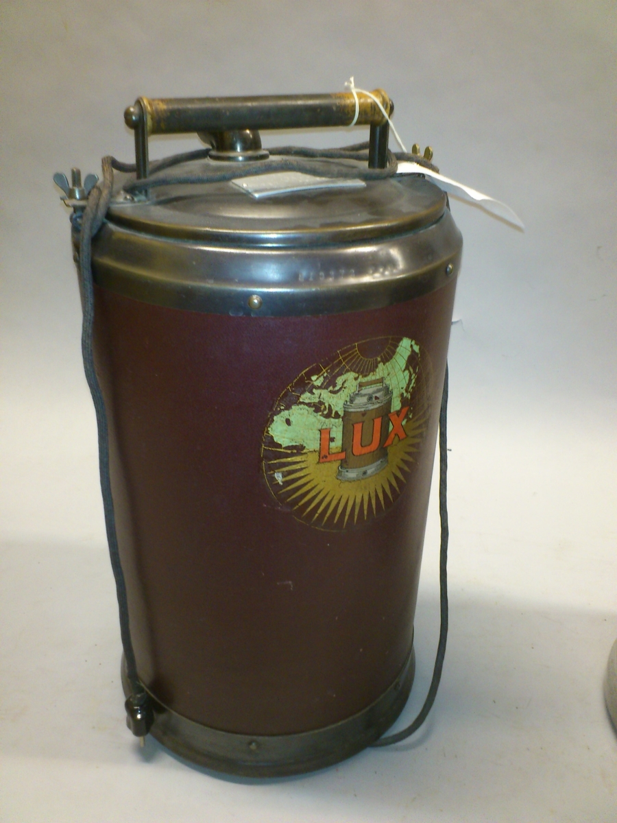 Elektrisk dammsugare.
Tillbehör: Sugslang, 2 st sugrör, 2 st munstycken, 2 st borstmunstycken.