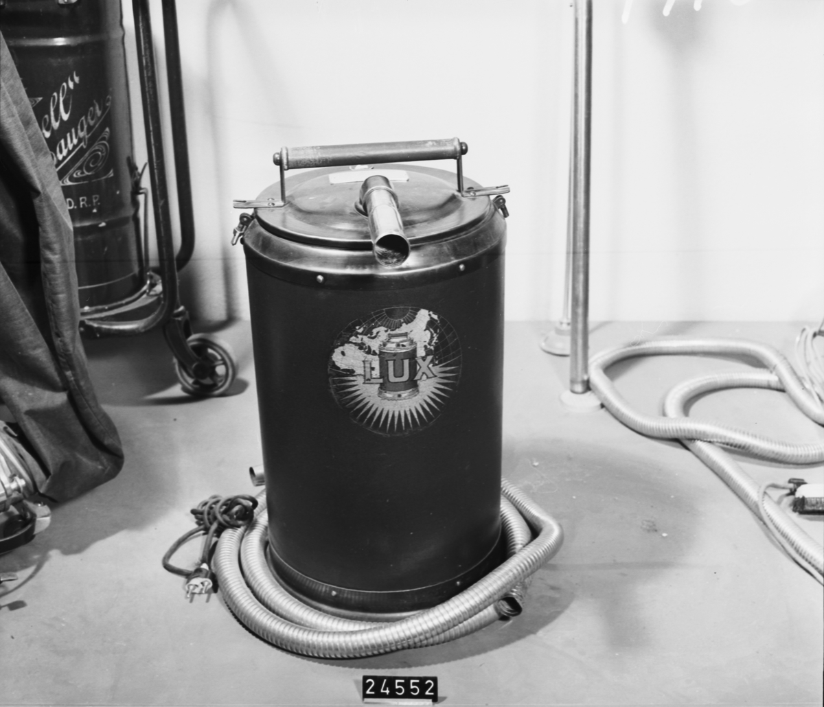 Elektrisk dammsugare.
Tillbehör: Sugslang, 2 st sugrör, 2 st munstycken, 2 st borstmunstycken.