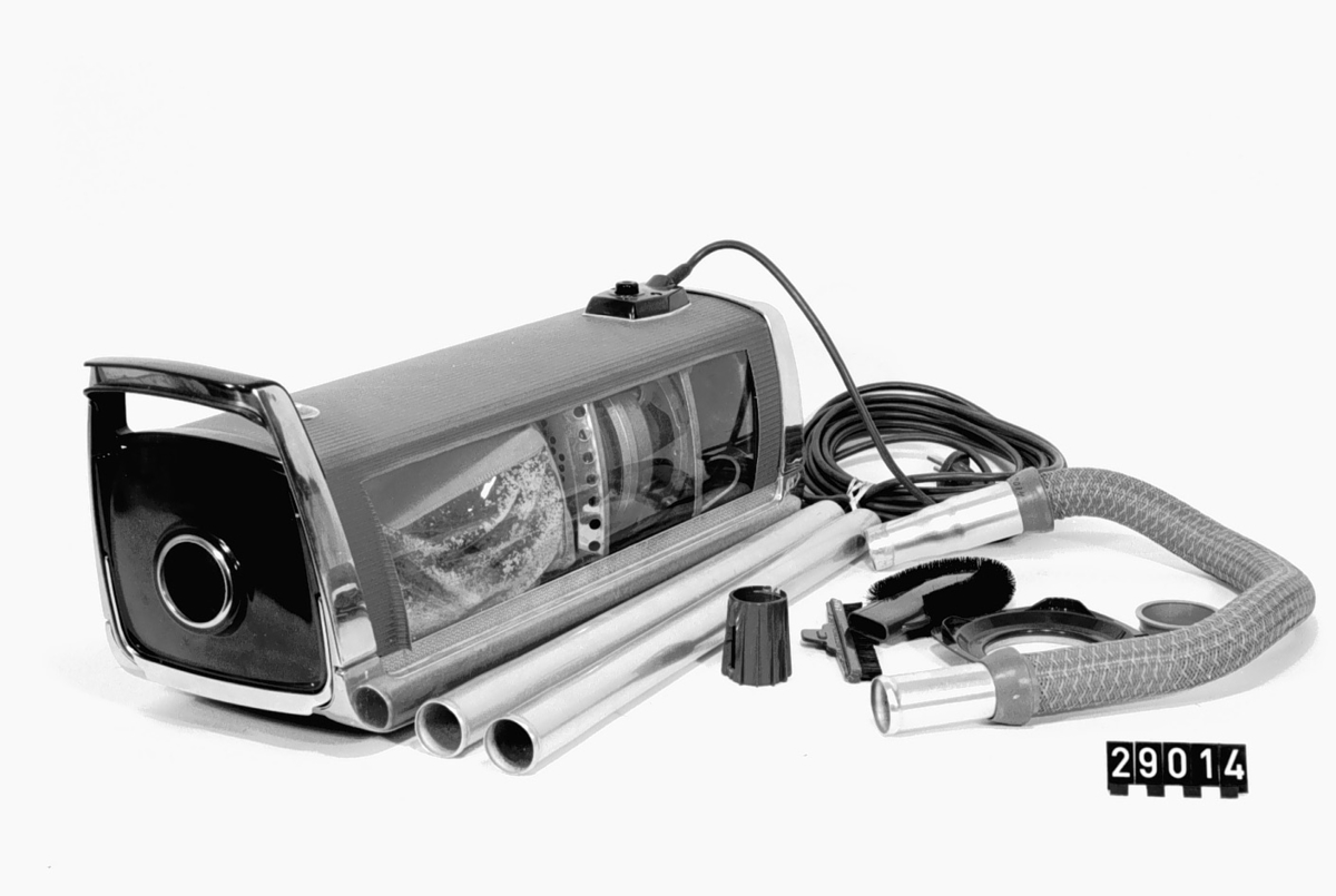 Elektrisk dammsugare, uppskuren demonstrationsapparat, 220 V, 400 W. Elsladd, 3 m lång. (TM29014:1) 
Tillbehör: TM29014:2 slang c:a 750 lång, 2 st rörbitar. TM29014:3 5st tillbehör i plast.