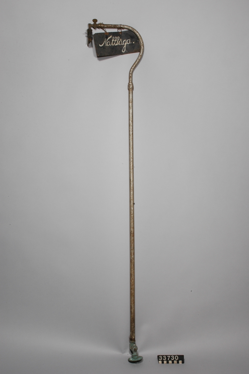 Består av 120 mm höga brännare för glödstrumpor och lampglas, monterade på 1300 mm långa rörarmar med vridbar förskruvning i övre änden. Plåtskyltar (saknas för 33.733). Plåtskyltarnas text: Nattlåga. Brännaren 33.734 ej komplett.