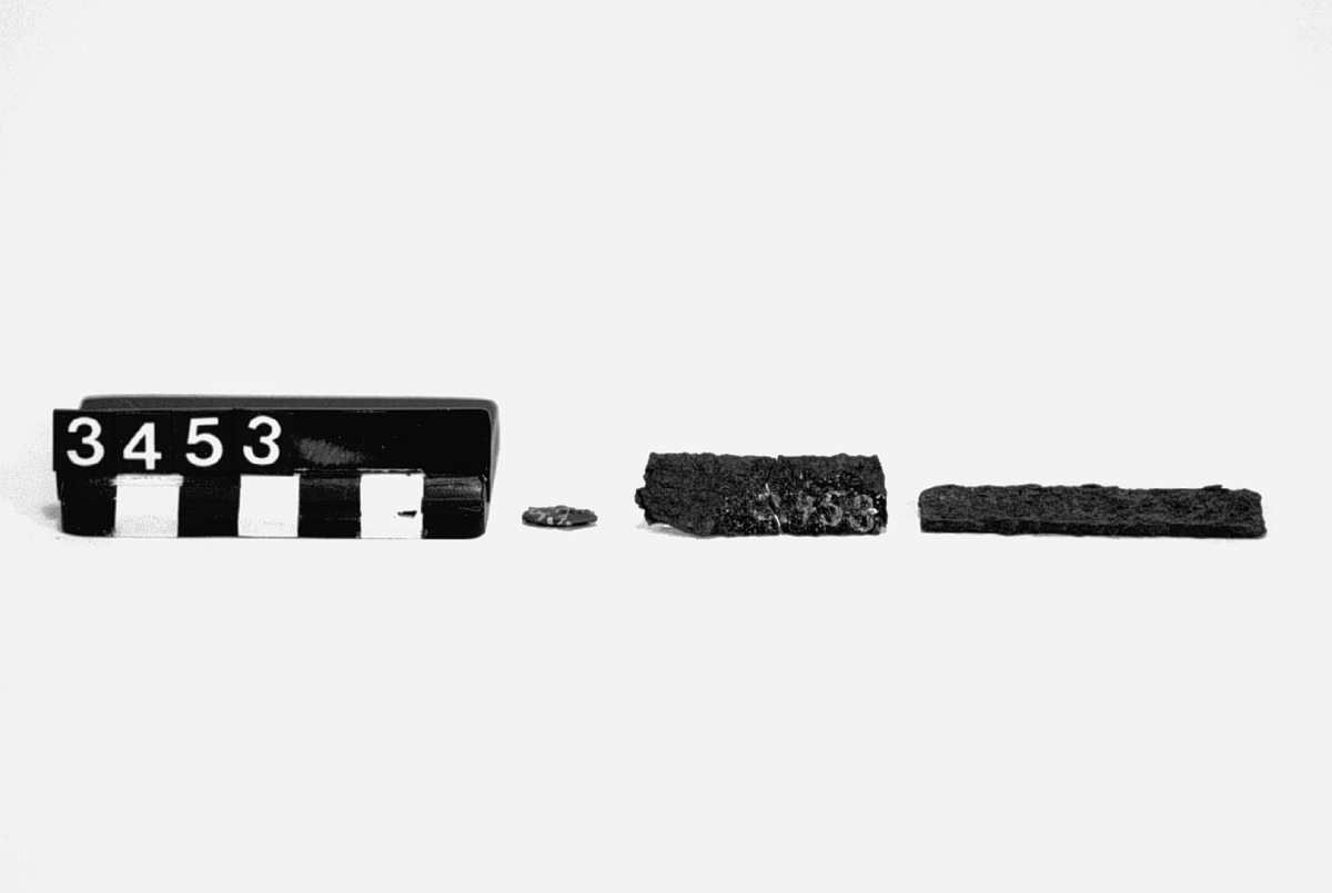 Smidda spikar, samt små stycken av plattjärn. Mått: plattjärn bredd: 15 mm, spikar längd: 55-205 mm.