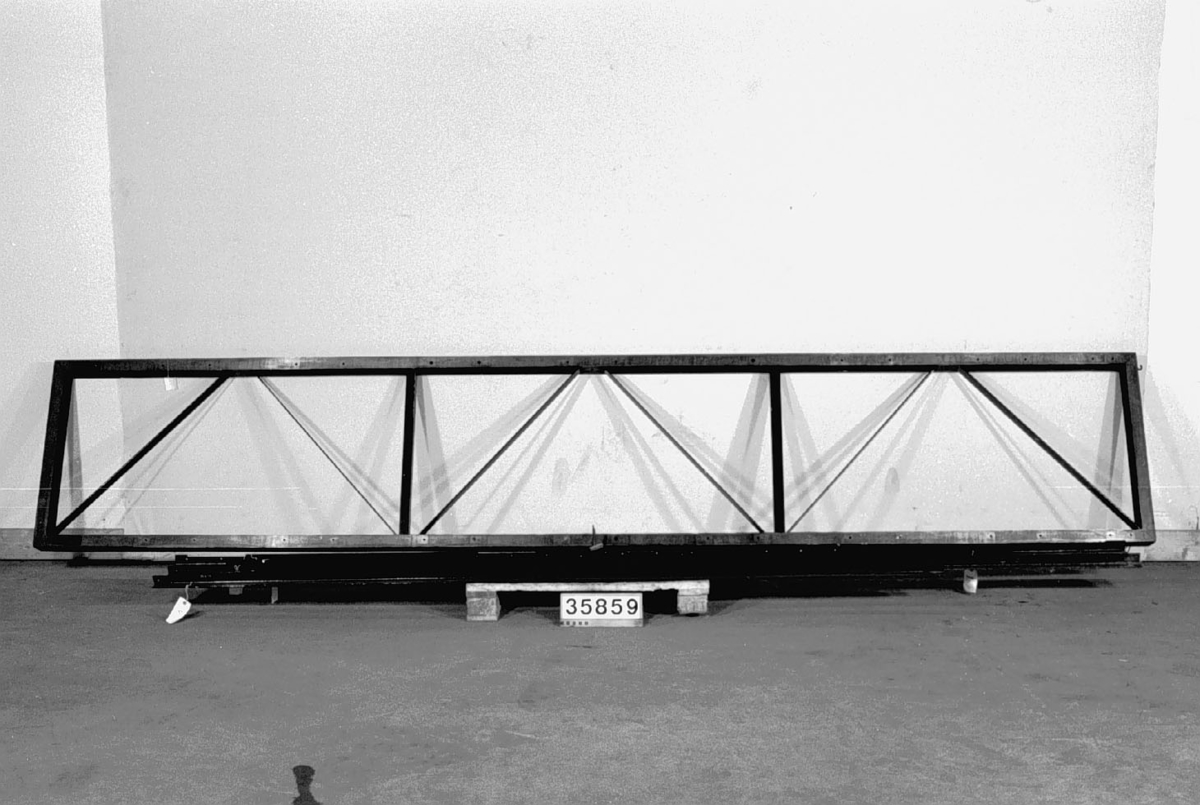 Den nedmonterade enheten TM35357, total längd: 4000, bredd: 250 mm, höjd: 1700 mm, består av bärande ram av U-balk och vinkeljärn, 4 x 1.7 x 0.7 m.