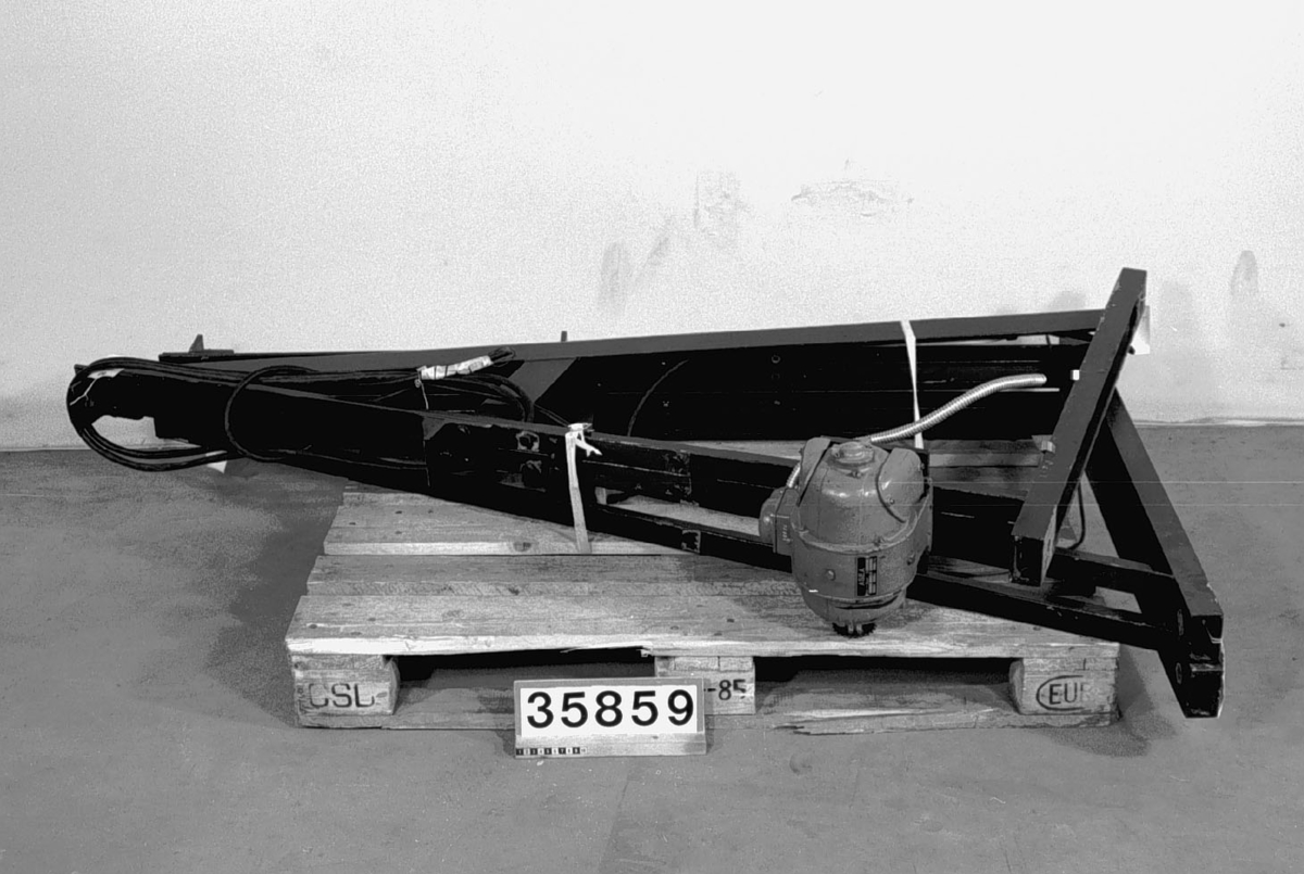Den nedmonterade enheten TM35357, total längd: 4000, bredd: 250 mm, höjd: 1700 mm, består av bärande ram av U-balk och vinkeljärn, 4 x 1.7 x 0.7 m.