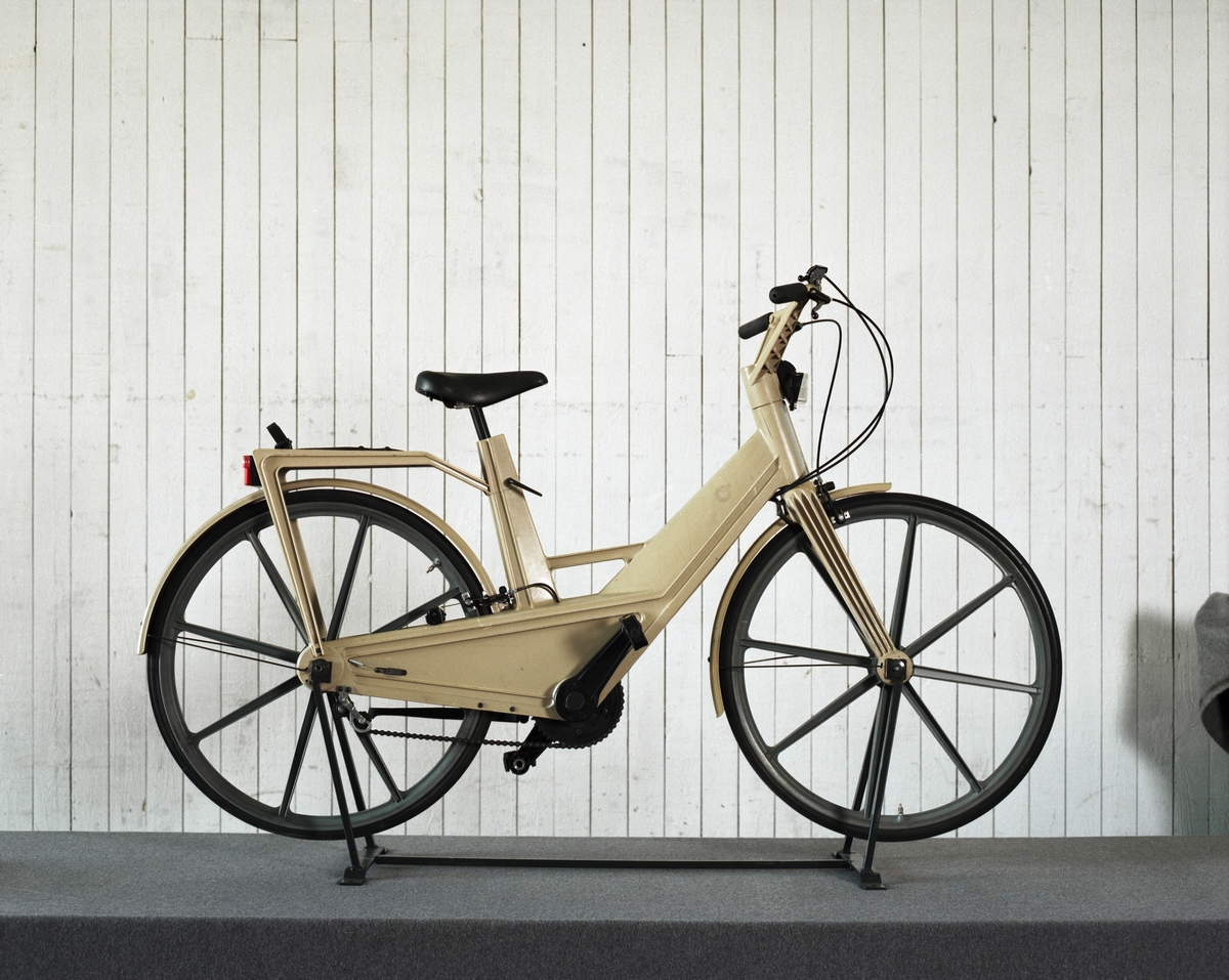 Treväxlad cykel, Iteras normalmodell. 

Ram, gaffel hjul och vevparti är tillverkade i kompositplast - här en kombination av termoplast och glasfiber. Hjul med åtta ekrar, också i kompositplast. Sadel i konstläder, däck och slangar av gummi.