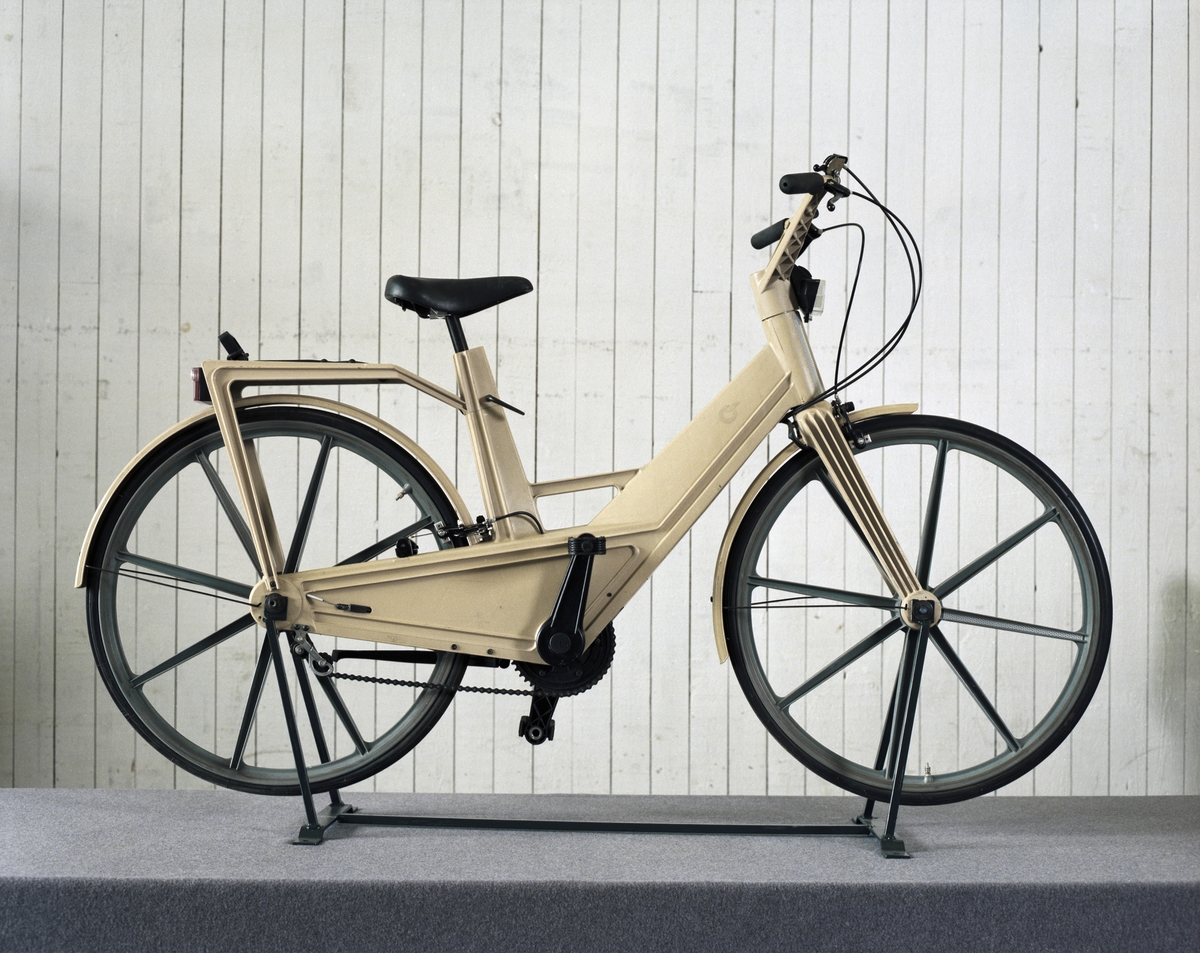 Treväxlad cykel, Iteras normalmodell. 

Ram, gaffel hjul och vevparti är tillverkade i kompositplast - här en kombination av termoplast och glasfiber. Hjul med åtta ekrar, också i kompositplast. Sadel i konstläder, däck och slangar av gummi.