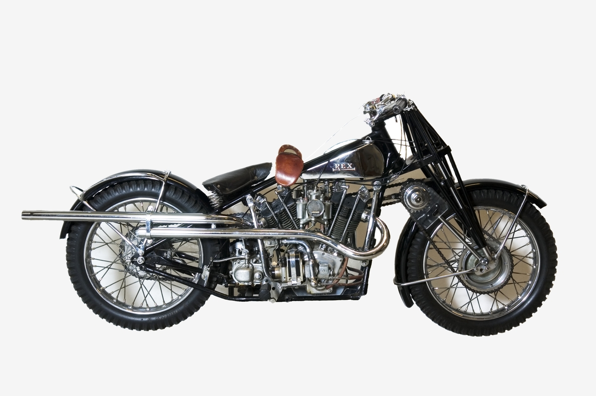 Motorcykel, hembygge. En tvåhjulsdriven mc konstruerad av under ledning av Berthold Ericsson, Ingenjör Einar Stormark svarade för utvecklingen av framhjulsdrivningen som monterades 1935. Den engelska JAP-motorn från J A Prestwick & Co, Tottenham, London är från 1928 eller 1929 var ursprungligen på 1 000 cc men modifierades och borrades till 1 370 cc. Amal förgasare, Bosch magnet FFVR 105. Ram och hjul togs från en engelsk OEC. Harley-Davidson växellåda från omkring 1930 och styrbroms. Norton bakhjulsnav och hållare för styre.  Tvåcylindrig fyrtakts V-motor, cylindervolym 1370 cc, cylinderdiameter: 88 mm Slaglängd:86 mm Cirka 85-90 hk vid 5 000 varv/minut Drivmedel Metanol Tre växlar och kedjedrivning till fram- och bakhjul Däckdimension 3,25-3,50x19.
