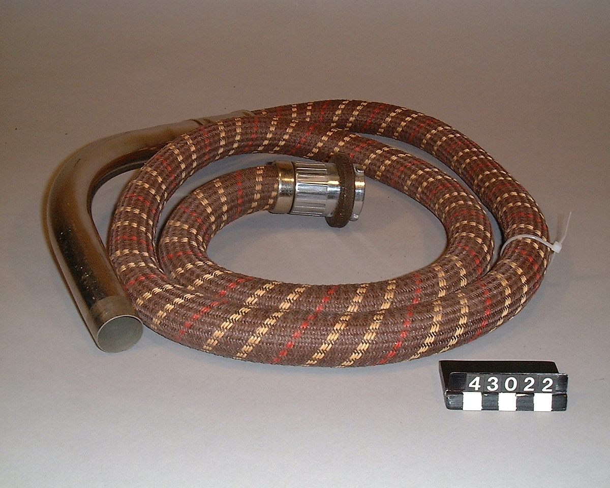 Dammsugare med fast sladd.
Tillbehör: Mattmunstycke, golvborste, textilmunstycke, fogmunstycke, rund dammborste, vätskespruta, slang och två rörskaft.