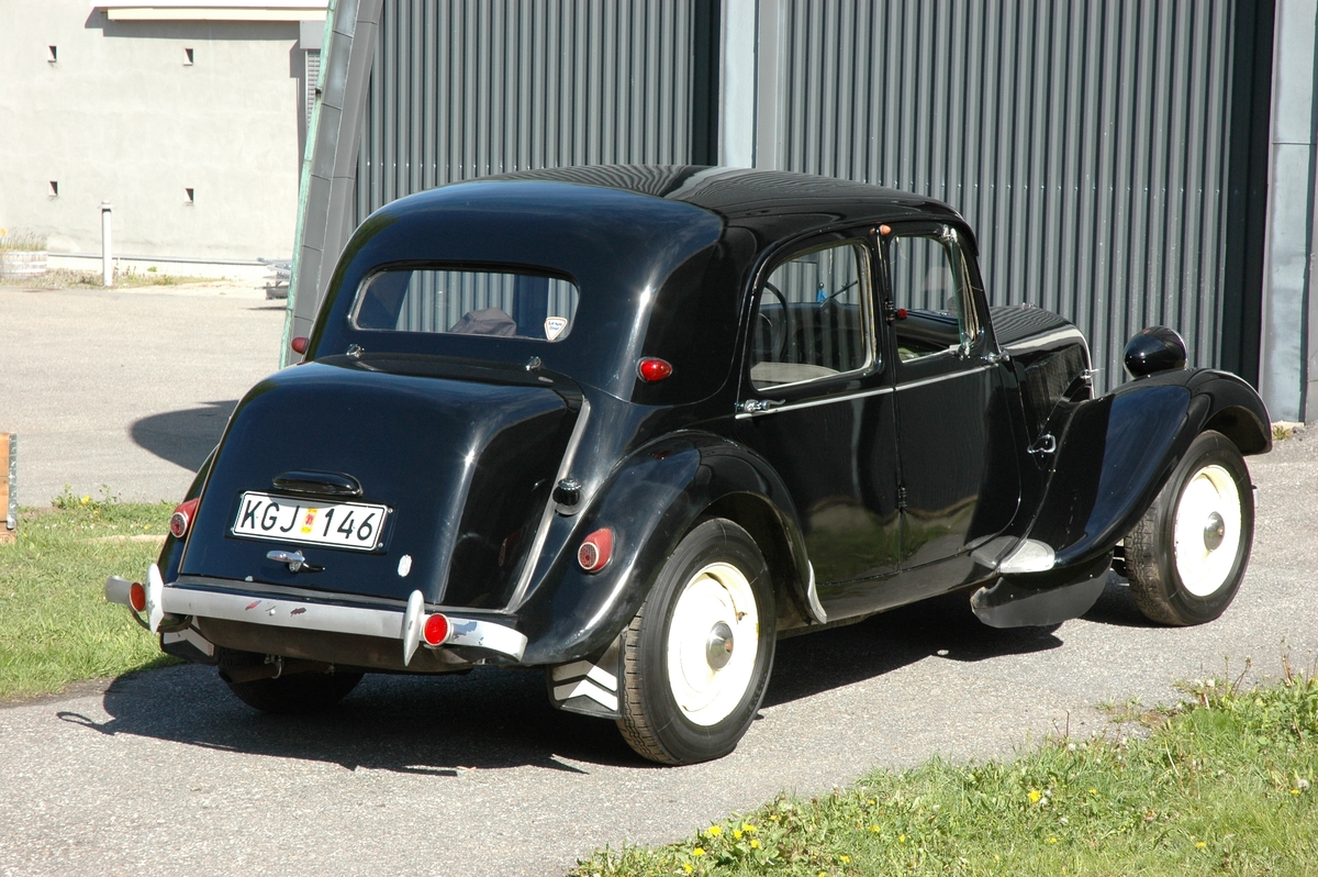 Fyradörrars täckt personbil för 4 - 5 personer med pressad självbärande stålkaross. Framhjulsdrivning "Traction Avant", individuell hjulupphängning, fjädring med torsionsupphängning, hydrauliska bromsar. Fyracylindrig bensinmotor med toppventiler. Effekt 56 hk vid 3 800 varv/minut. Cylindervolym 1911 cc. Tre växlar och backväxel. Registerplåt KGJ146.