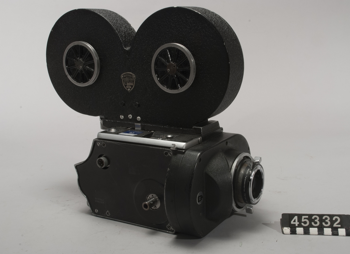 Filmkamera med magasin modell S4L nr 9567, 35 mm filmformat. Ett täcklock av metall som monteras istället för magasin medföljer.  Med Nikon 2x Telekonverter TC 201. Sladd för spänningsmatning. Passande höghastighetsmotor Mitchell modell 11D-2765 ser nr 100 i trälåda.