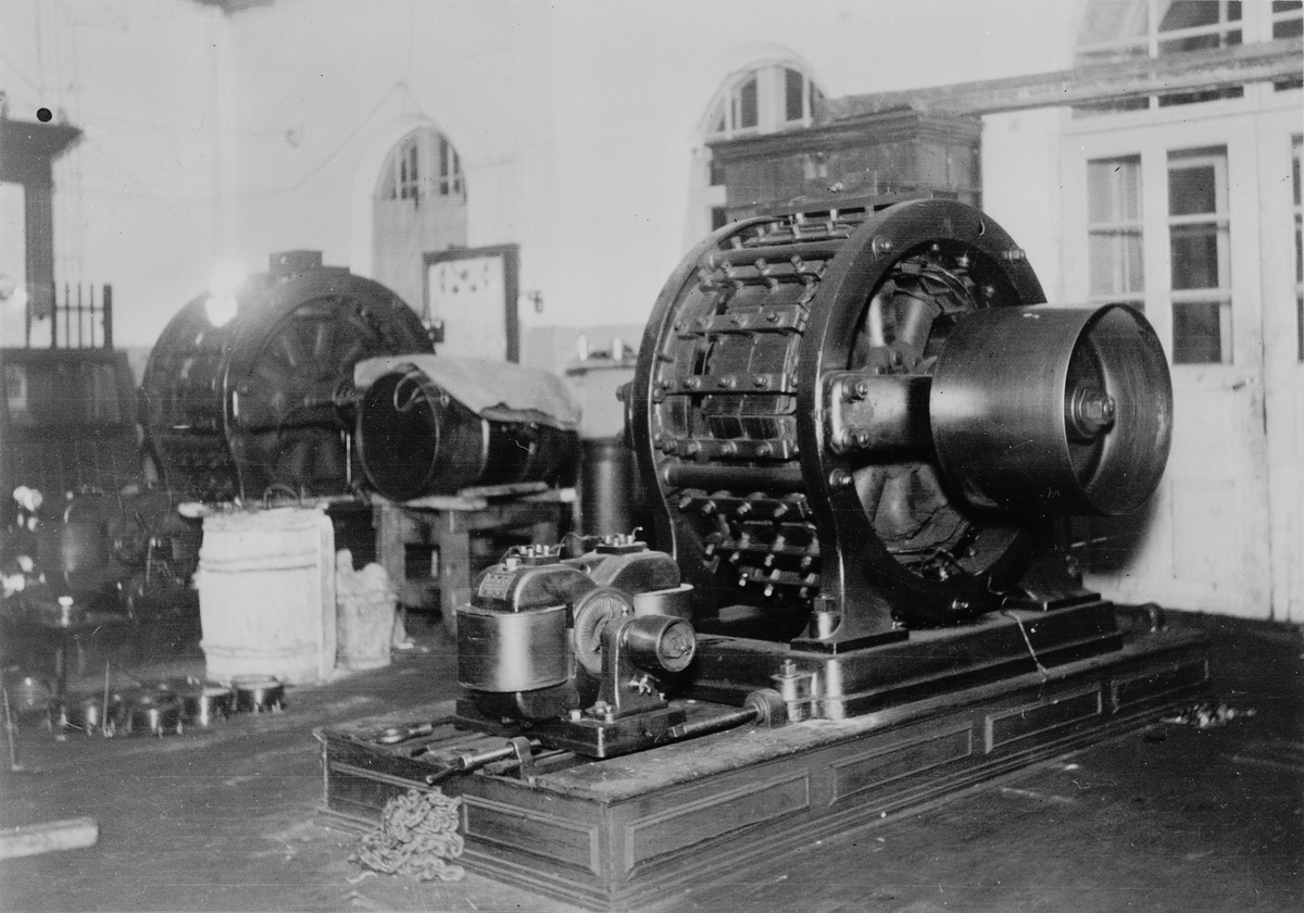 Enfas generator. Märkt: "Gantz & Co/Budapest/Patent Zipernowsky/N:o 2254". "Revol p.M = 500/Volts = 2000 Ampéres 25". På etiketten står: 2:S k-n 1883 ..... G.C 1891 utfört år 1891 av L&R för Gefle El-Bol.AB.