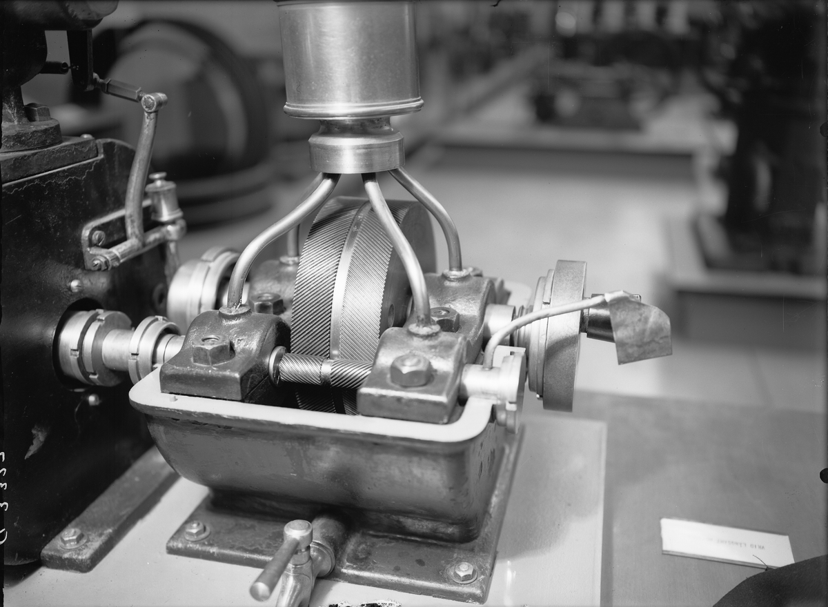 "N:o 217 Patent 5.6 Kg. pr ... cm. - 5 H- Gustaf de Lavals Ångturbinfabrik Stockholm". Ångturbin, hjulhus och ångtillopp uppskurna för demonstration december 1937 utan extra kostnad för museet av AB de Lavals Ångturbin. Turbinhjulet uppskuret hos W. Thorsell.