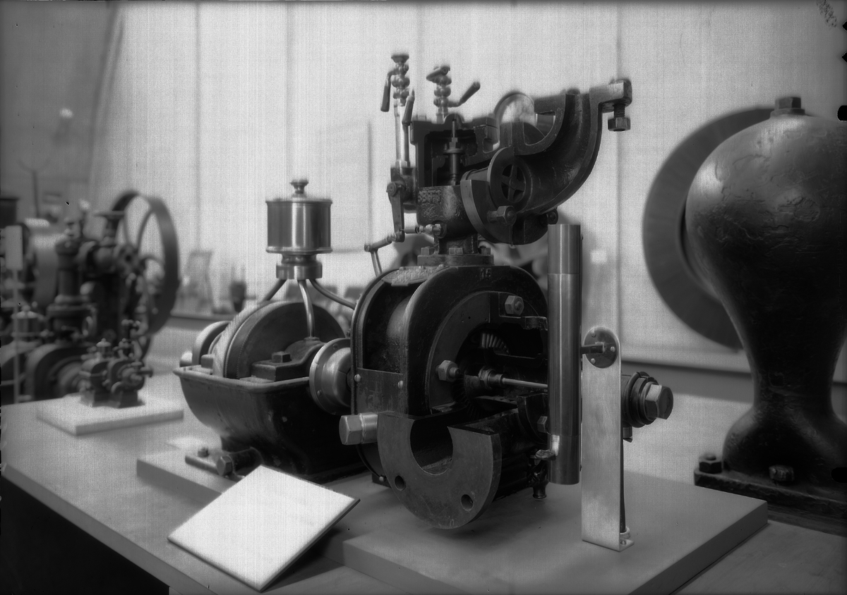 "N:o 217 Patent 5.6 Kg. pr ... cm. - 5 H- Gustaf de Lavals Ångturbinfabrik Stockholm". Ångturbin, hjulhus och ångtillopp uppskurna för demonstration december 1937 utan extra kostnad för museet av AB de Lavals Ångturbin. Turbinhjulet uppskuret hos W. Thorsell.