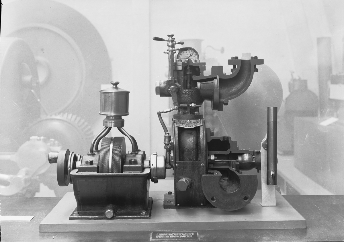 "N:o 217 Patent 5.6 Kg. pr ... cm. - 5 H- Gustaf de Lavals Ångturbinfabrik Stockholm". Ångturbin, hjulhus och ångtillopp uppskurna för demonstration december 1937 utan extra kostnad för museet av AB de Lavals Ångturbin. Turbinhjulet uppskuret hos W. Thorsell.