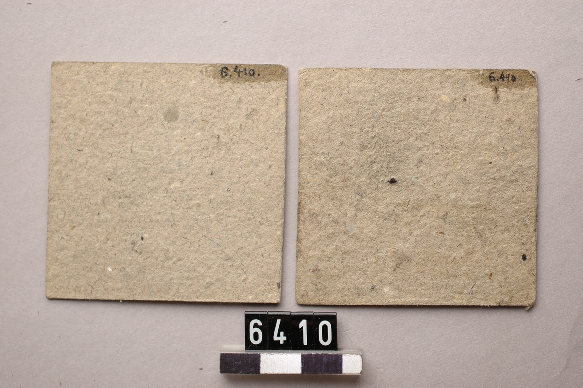 Tre kolpolletter av papp, kvadratiska med bokstaven B. i blått tryck.